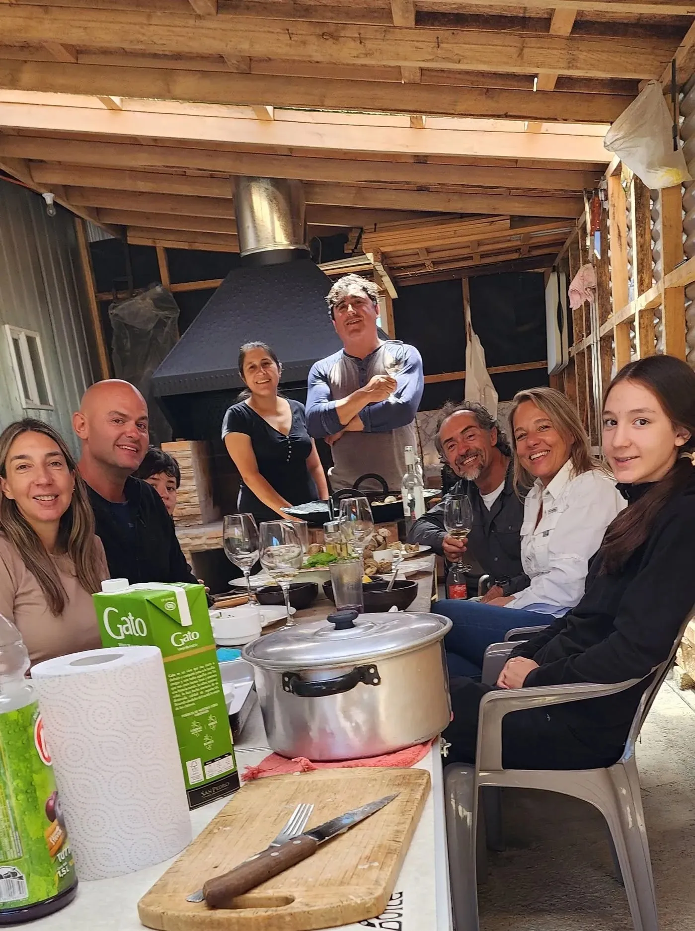 Familia anfitriona de Hospedaje B&B Reldehue sonriendo con el paisaje patagónico de fondo