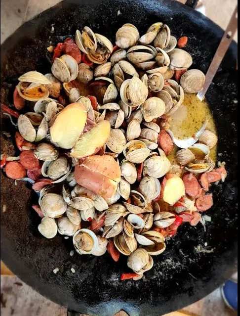 Plato de comida casera, como pan amasado y mermelada