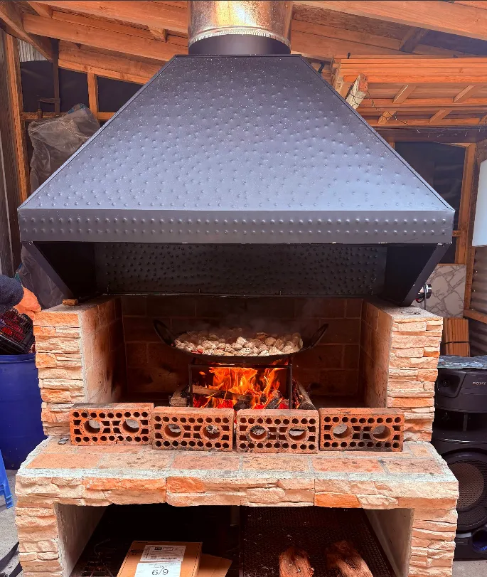 Terraza de madera de una cabaña con una mesa y sillas, con vista al bosque.